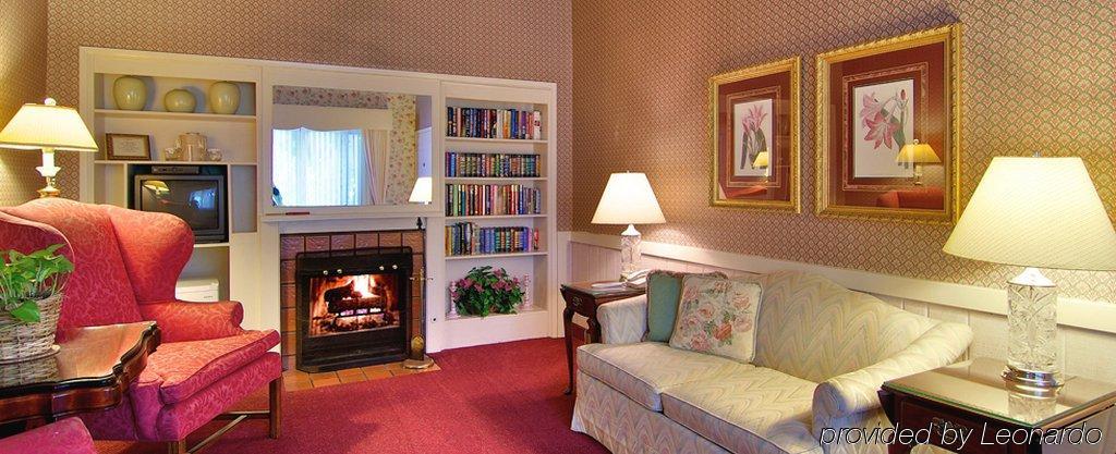 Carriage House Inn 4*