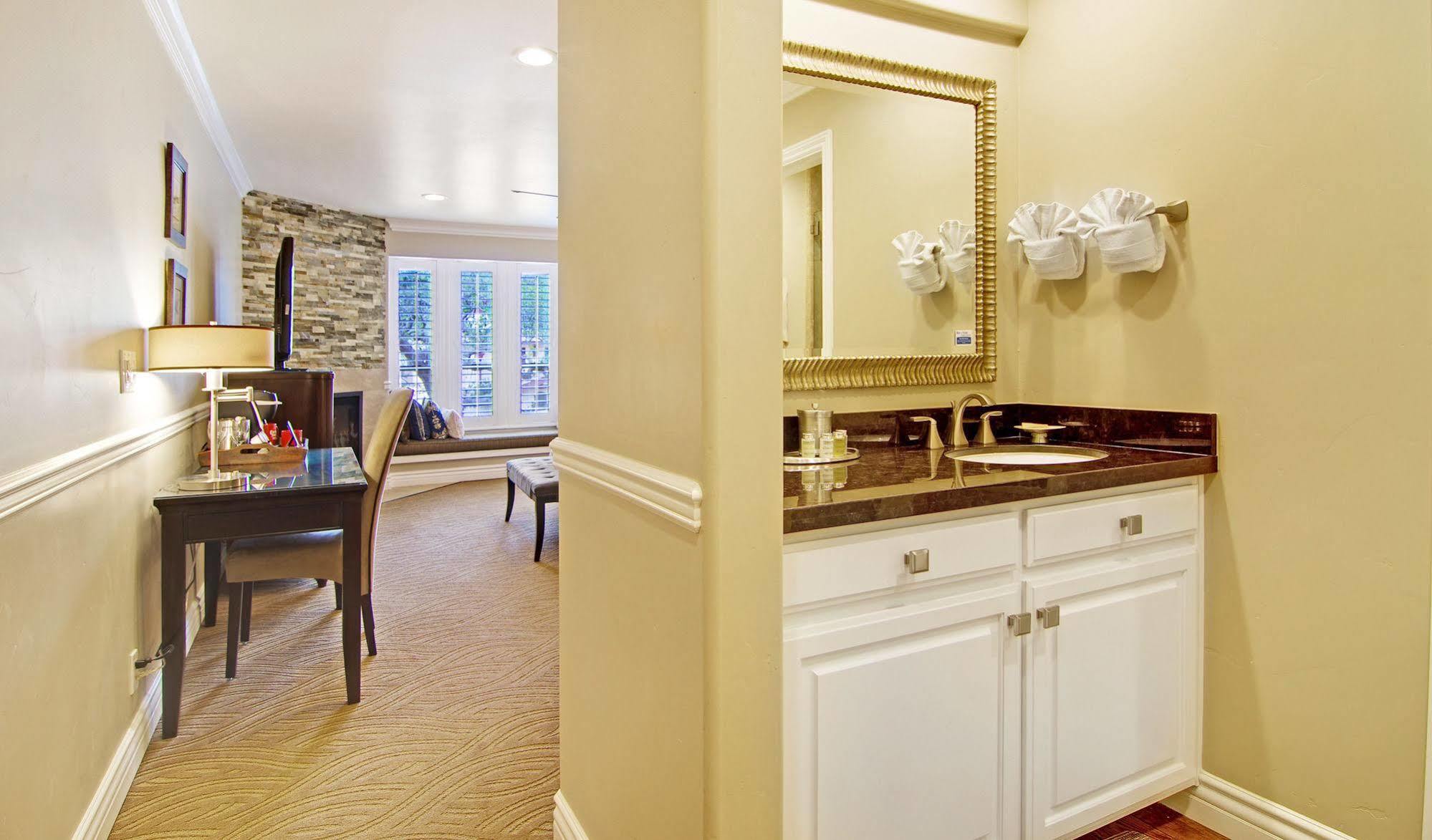 Carriage House Inn 4*