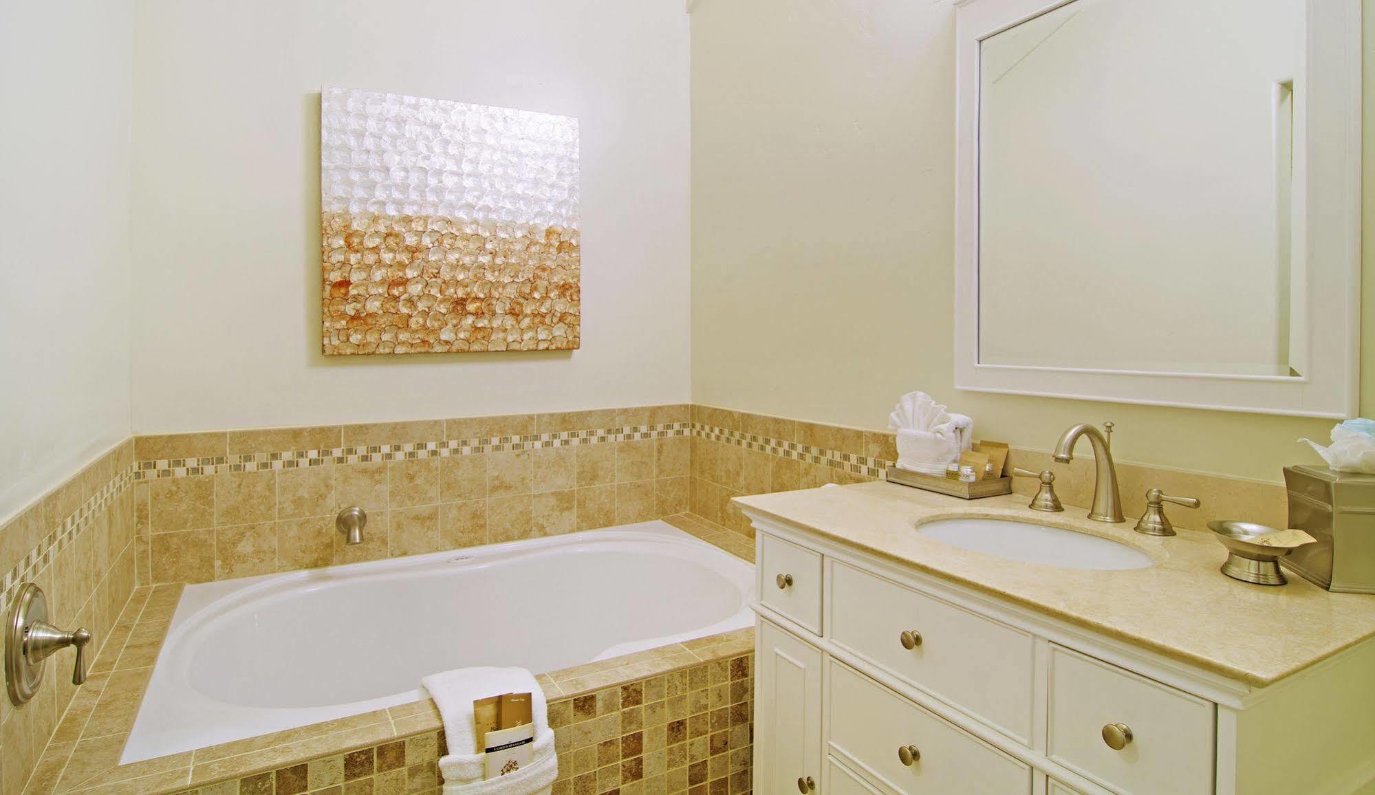 Carriage House Inn Carmel-by-the-Sea