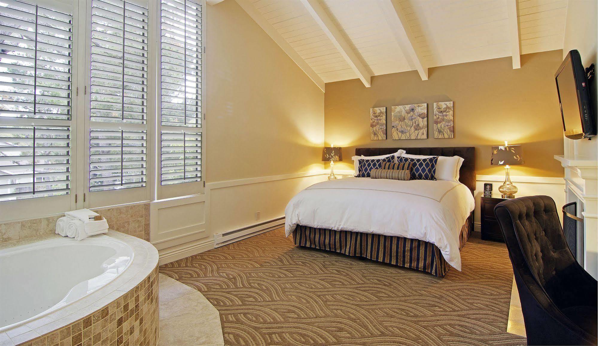 Carriage House Inn 4*